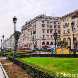 <a href="https://www.distorsiones.com/los-alrededores-de-la-plaza-aristoteles/" title="Los alrededores de la plaza Aristóteles" target="_blank" rel="noopener">Los alrededores de la plaza Aristóteles</a>