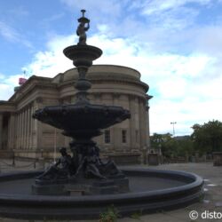 <a href="https://www.distorsiones.com/la-fuente-steble-junto-al-st-georges-hall/" title="La fuente Steble junto al St George’s Hall" target="_blank" rel="noopener">La fuente Steble junto al St George’s Hall</a>