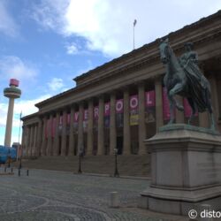 <a href="https://www.distorsiones.com/st-georges-hall-la-estatua-de-la-reina-victoria-y-la-radio-city-tower/" title="St George’s Hall, la estatua de la Reina Victoria y la Radio City Tower" target="_blank" rel="noopener">St George’s Hall, la estatua de la Reina Victoria y la Radio City Tower</a>