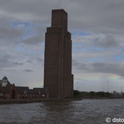 <a href="https://www.distorsiones.com/otra-foto-de-la-torre-de-ventilacion-del-tunel-queensway/" title="Otra foto de la torre de ventilación del túnel Queensway" target="_blank" rel="noopener">Otra foto de la torre de ventilación del túnel Queensway</a>