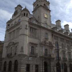 <a href="https://www.distorsiones.com/edificio-royal-insurance/" title="Edificio Royal Insurance" target="_blank" rel="noopener">Edificio Royal Insurance</a>
